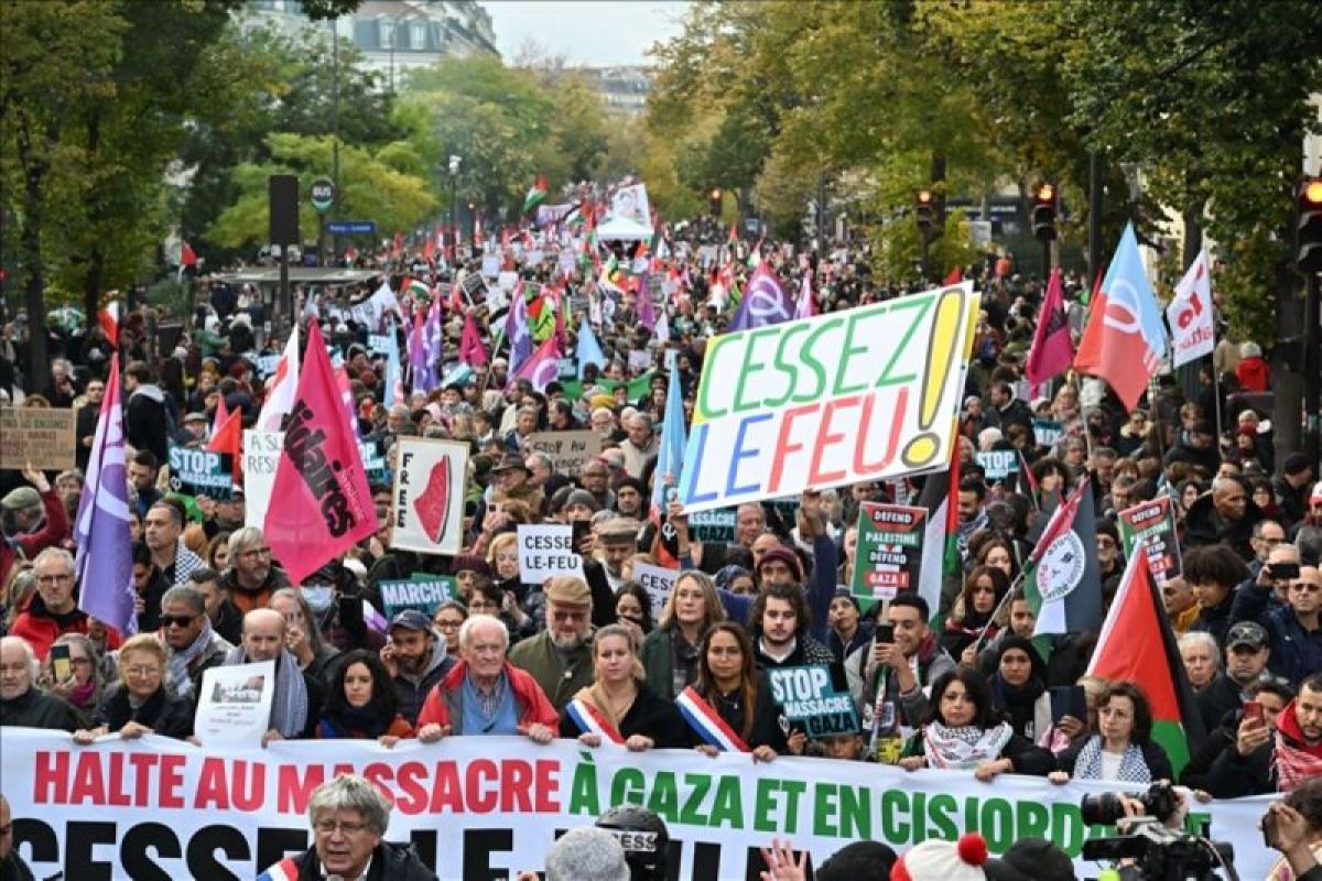 Ratusan warga Paris mendukung Palestina sebut 'Tidak ada Natal di Gaza'