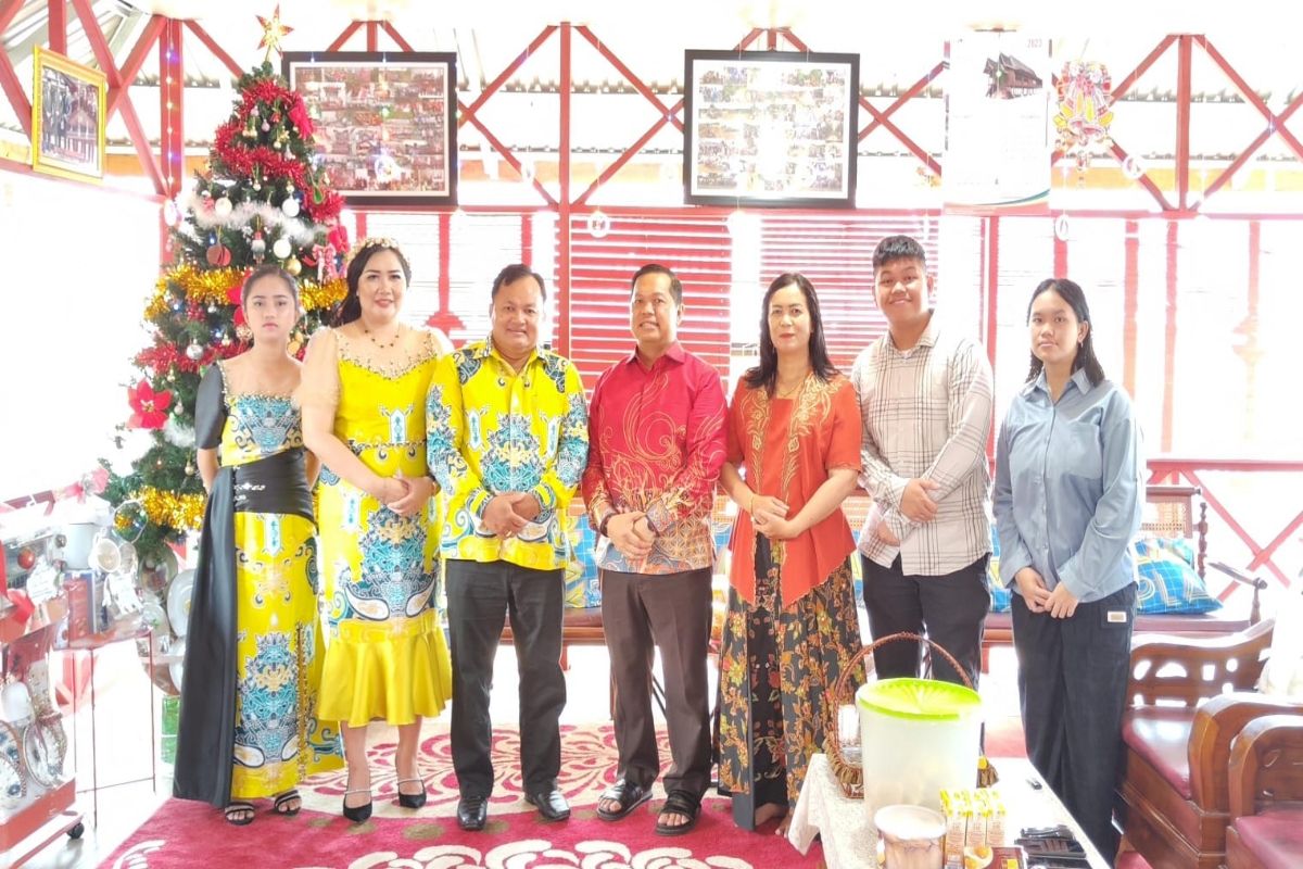 Ketua dan Waket DPRD Kapuas rayakan Natal bersama warga