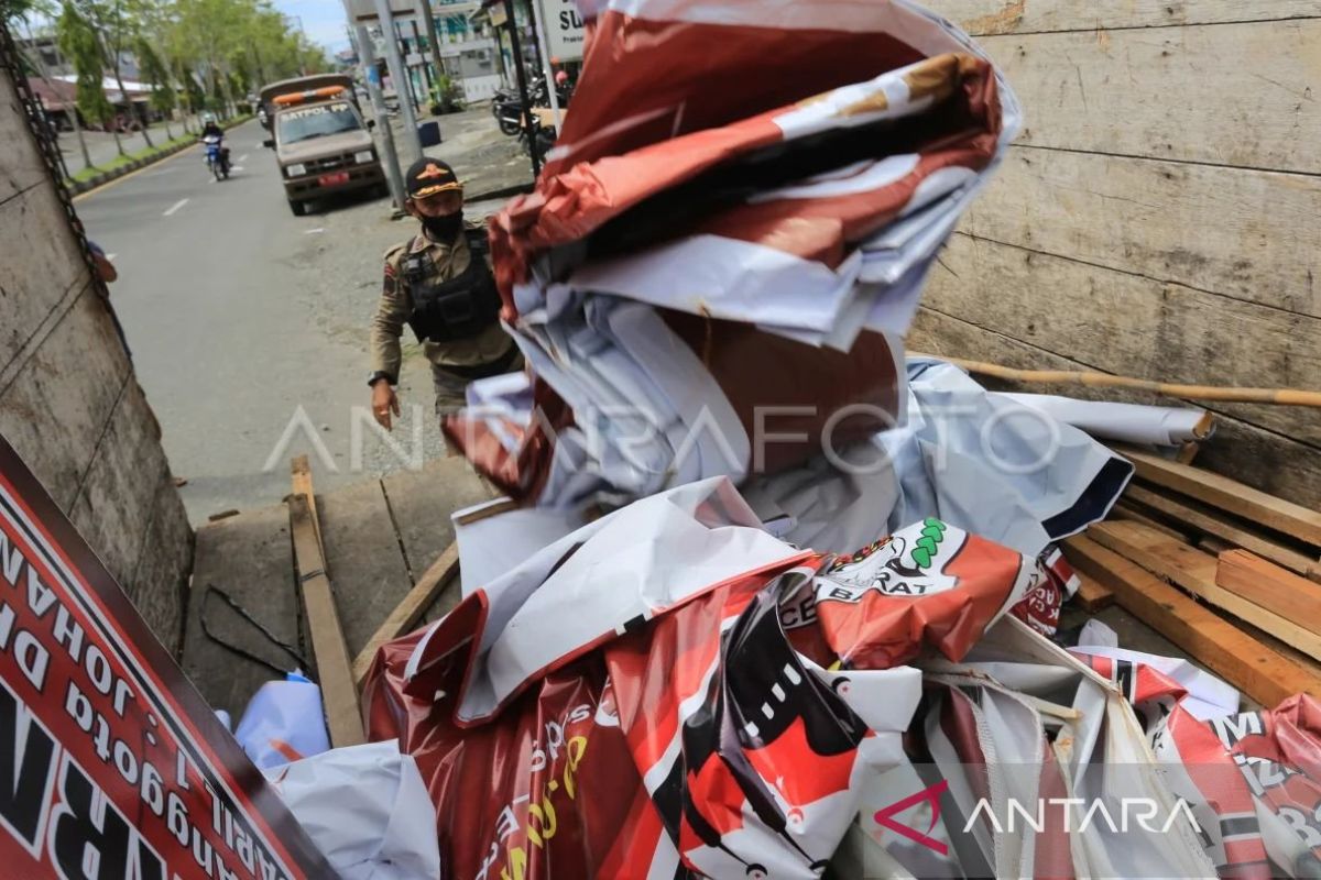 Pemkab Aceh Barat cabut ratusan APK caleg di lokasi terlarang