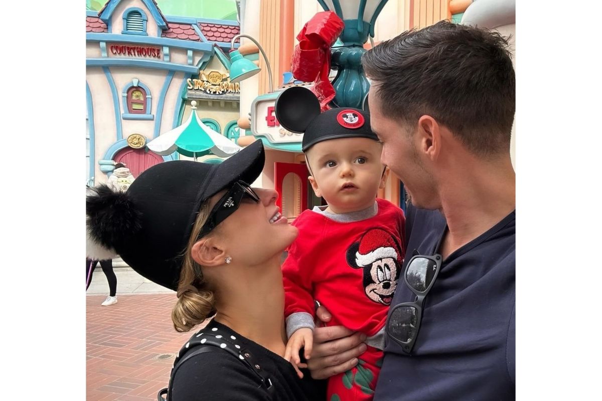 Paris Hilton dan keluarga ajak anak ke Disneyland pada malam Natal