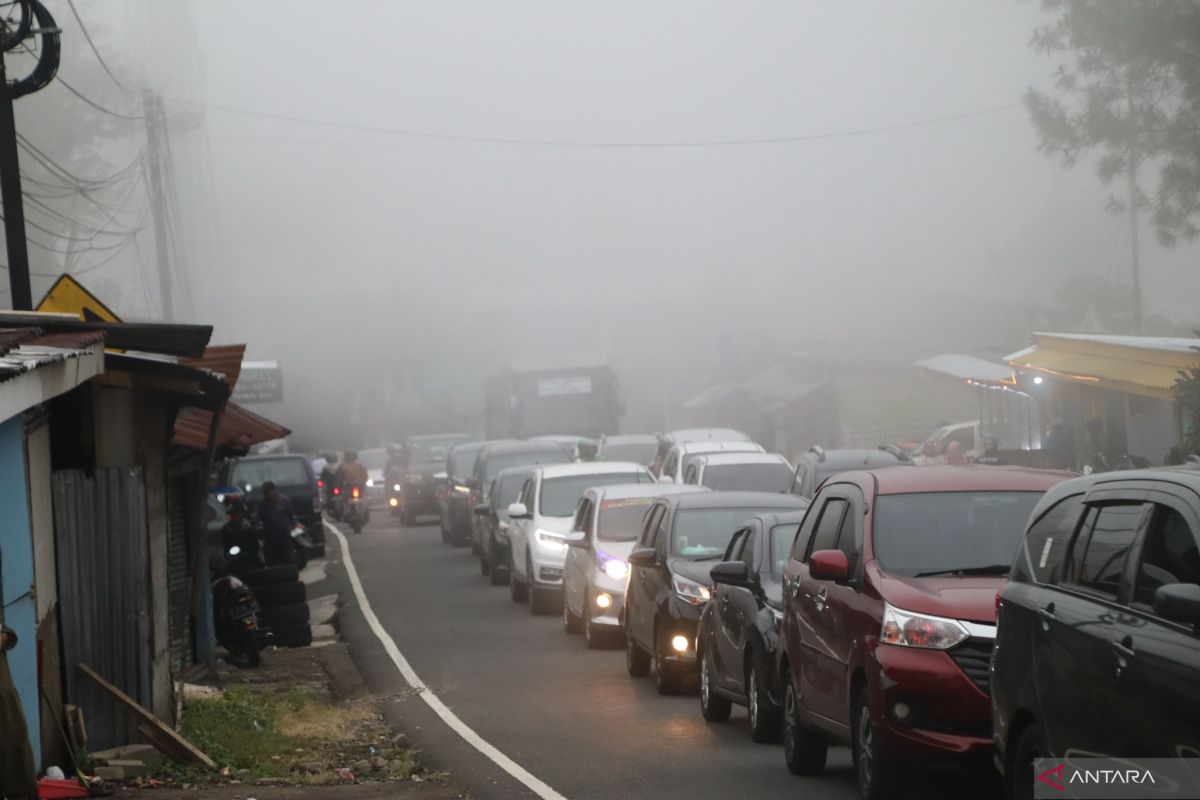 Polisi berlakukan sistem satu arah hindari macet total di Puncak