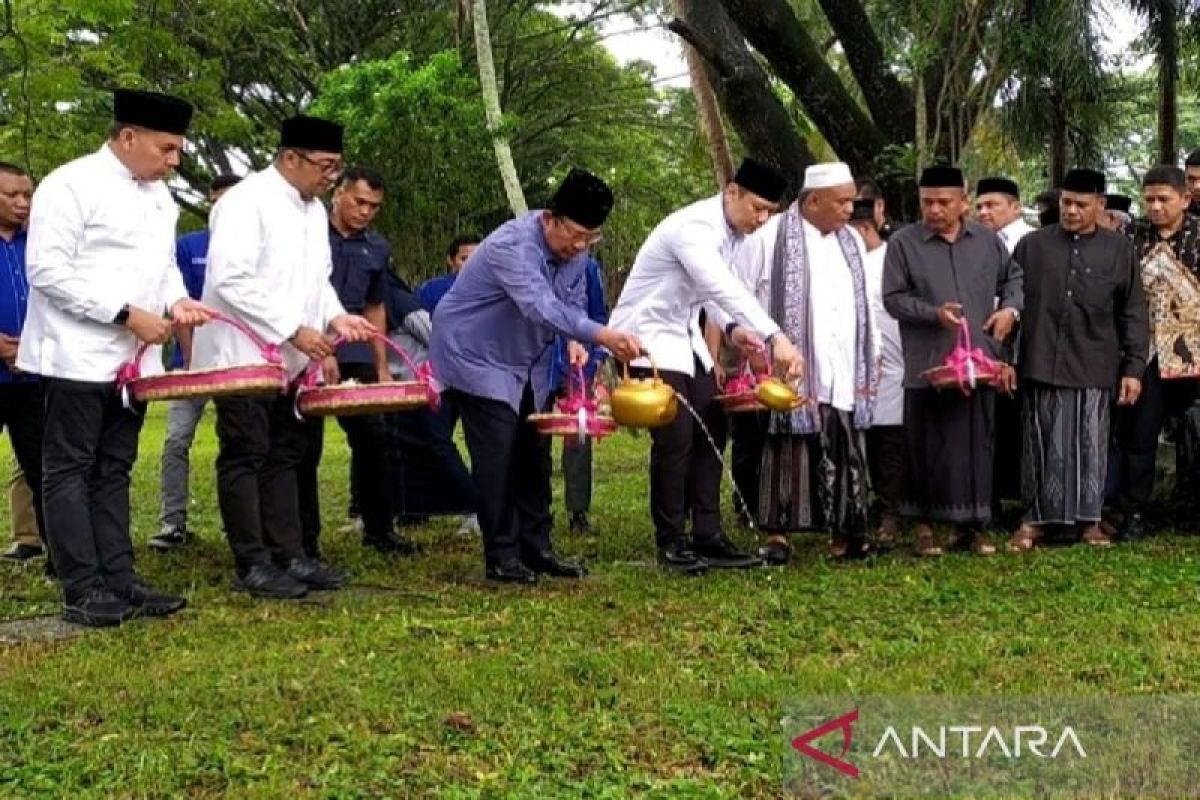 Kenang korban tsunami Aceh, SBY menangis saat berziarah ke kuburan massal Siron