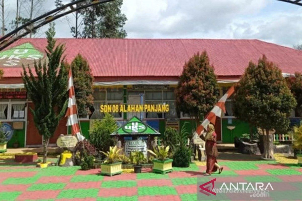 Pemkab Solok beri penghargaan Adiwiyata ke sekolah peduli lingkungan