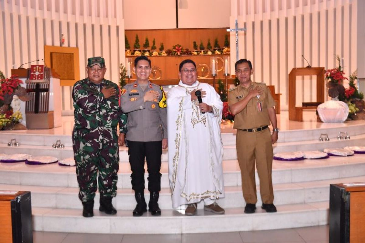 Petugas gabungan mengamankan perayaan Natal di Gereja Santa Matias