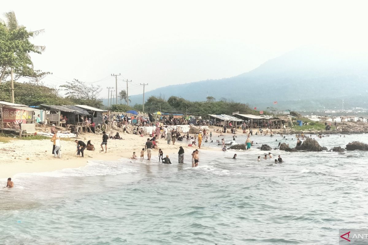 Pantai Batu Rame Kalianda dipadati wisatawan saat libur Natal