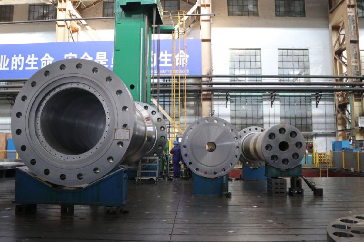 Melongok dapur pembuatan ketel dan gerbong kereta barang di China