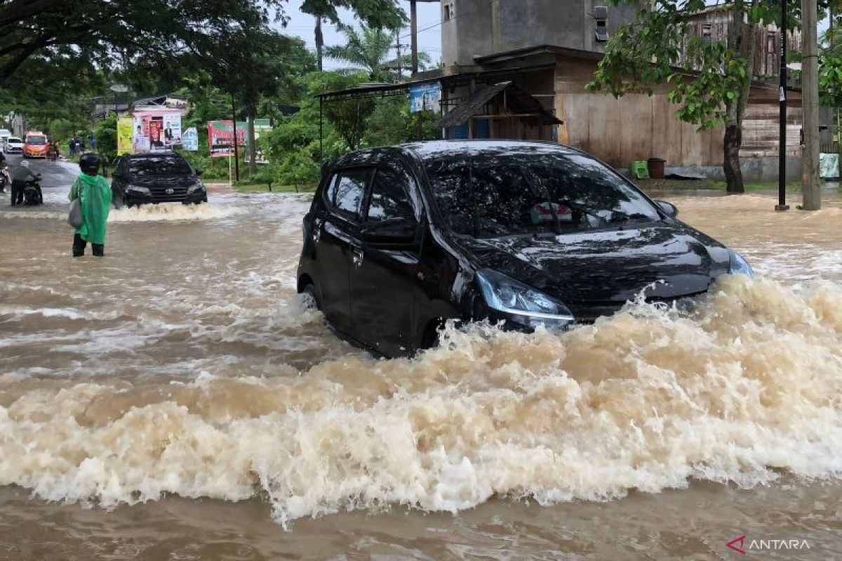 Banjir di Simpang Alue Lim Lhokseumawe, kendaraan mogok dan sulit melintas