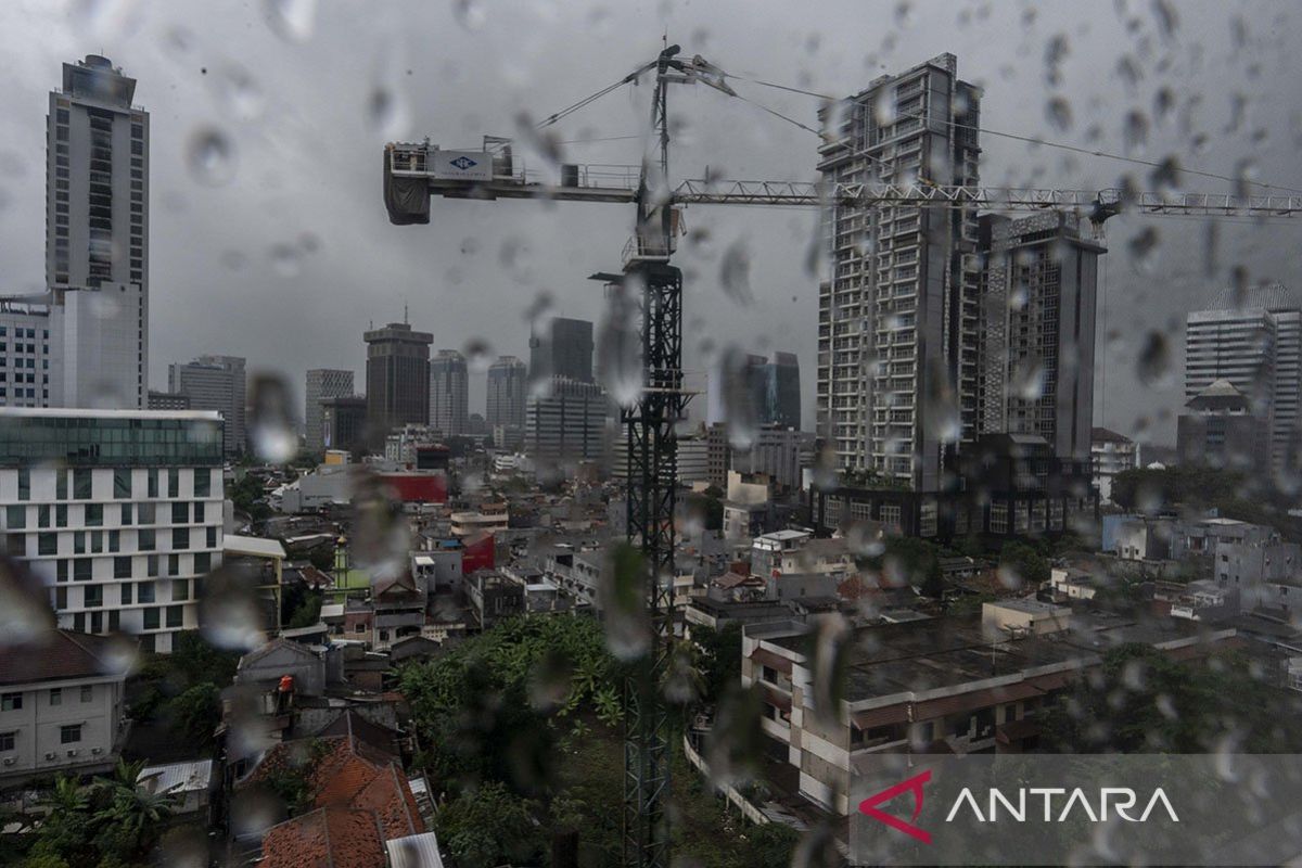 Jumat, waspadai hujan disertai petir dan angin di Jakarta