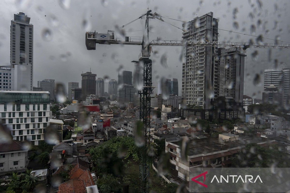 Waspadai hujan disertai angin landa Jakarta Timur pada malam hari