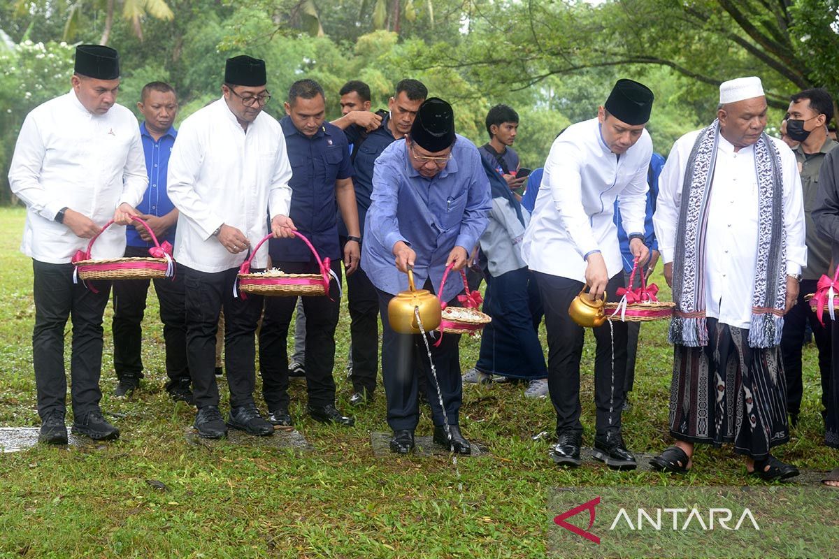 FOTO - SBY ziarah makam tsunami Aceh