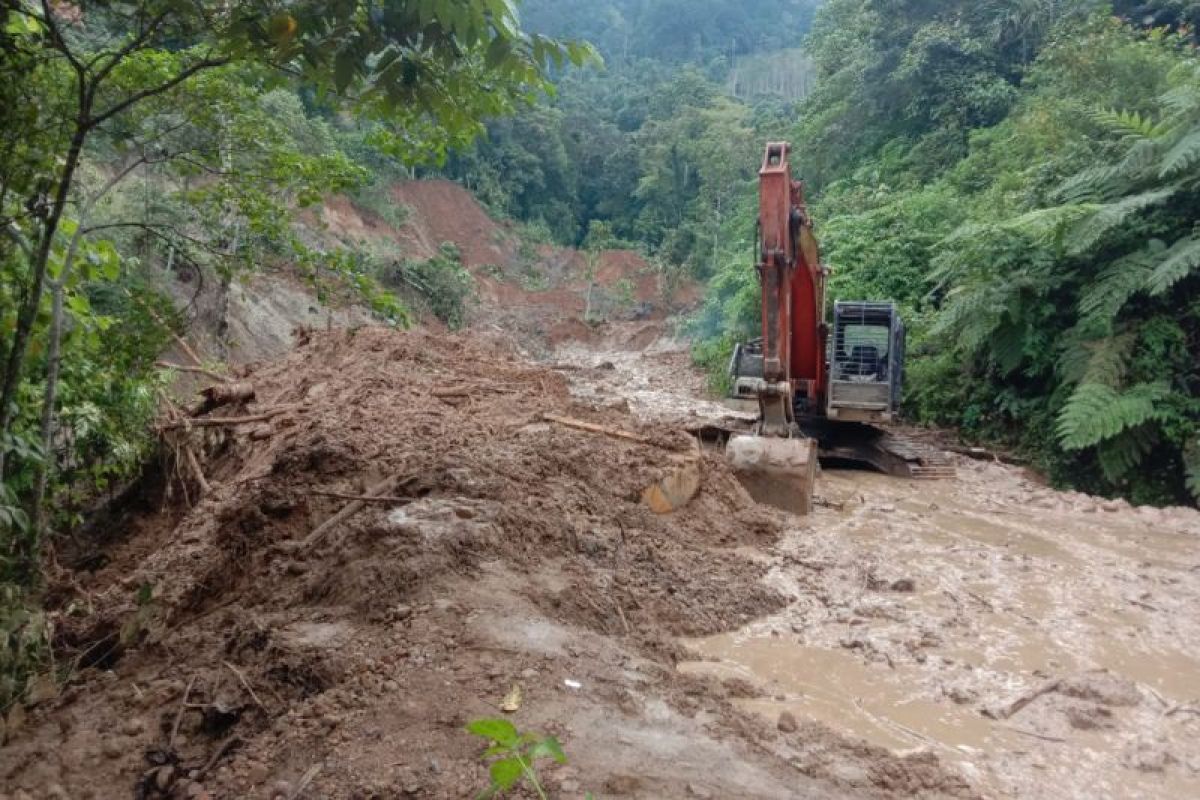 BPBD Mandailing Natal bersihkan bagian jalan yang terdampak  longsor