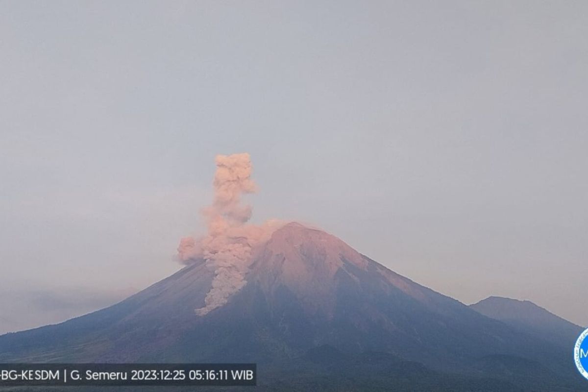 Gunung Samro kembali meletus dengan letusan setinggi 1 km