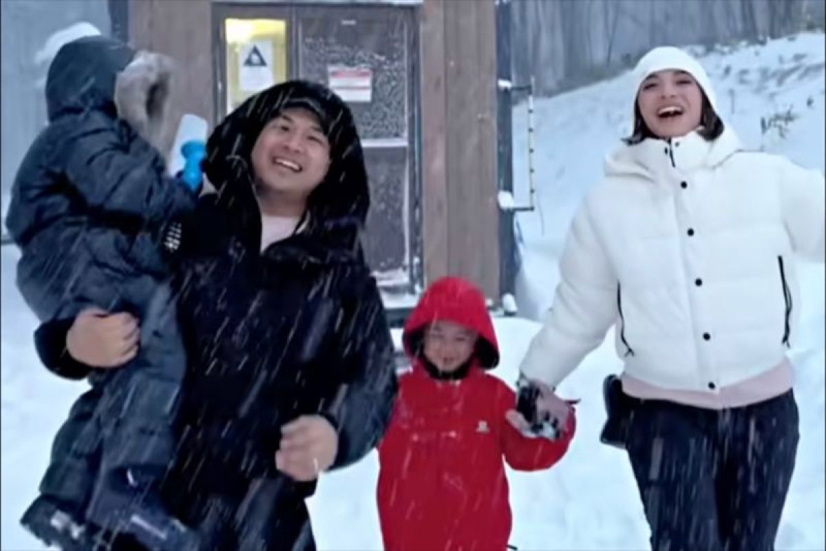 Chelsea Olivia dan Glenn Alinskie rayakan natal di Jepang