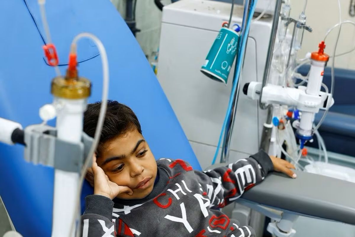 Terpisah dari keluarga, bocah Gaza pasien ginjal kini sebatang kara