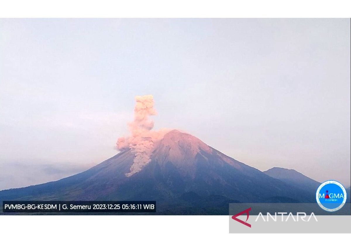 Gunung Semeru erupsi lagi, warga sisi tenggara diminta menjauh