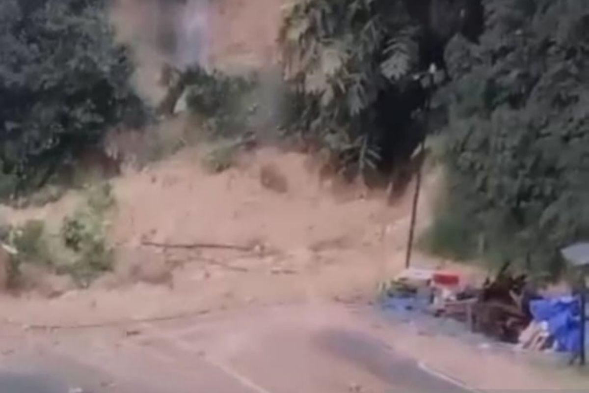 Banjir & longsor, jalan lintas Sumbar-Riau terputus tak bisa dilewati