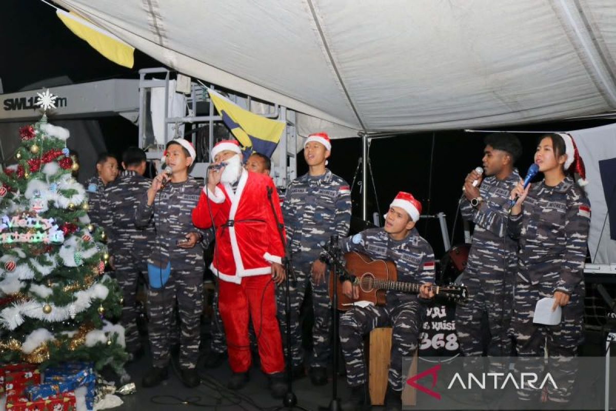 Prajurit TNI AL dan diaspora Indonesia rayakan Natal di KRI Frans Kaisiepo