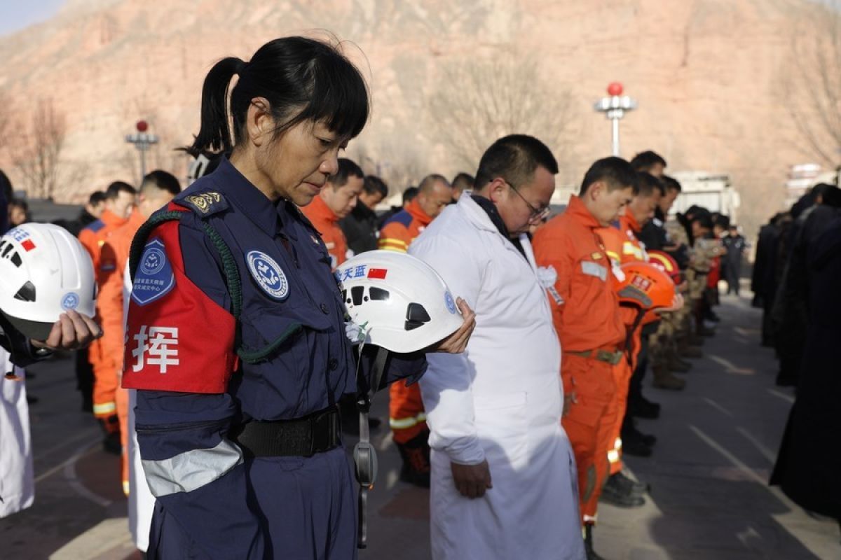 Rumah-rumah runtuh akibat gempa magnitudo 7,1 di Uighur Xinjiang