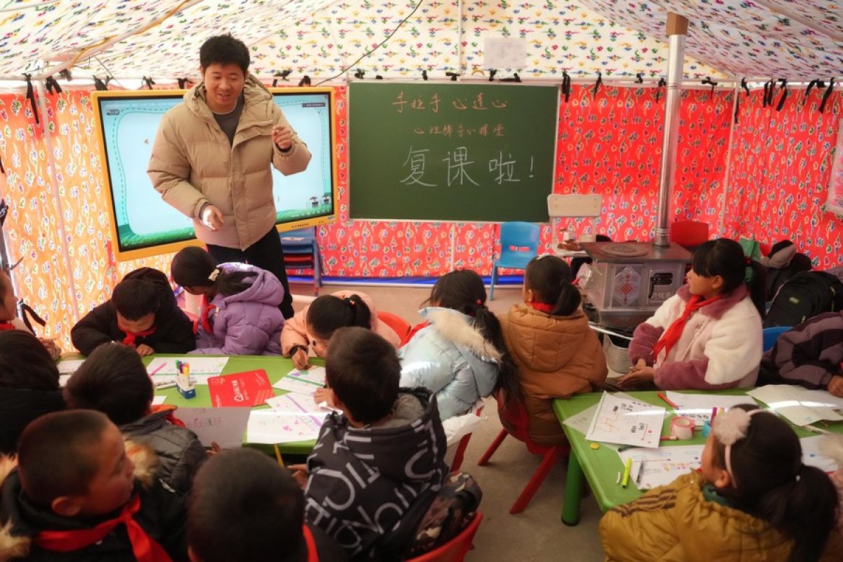 Bisnis dan sekolah kembali dibuka di daerah terdampak gempa di China