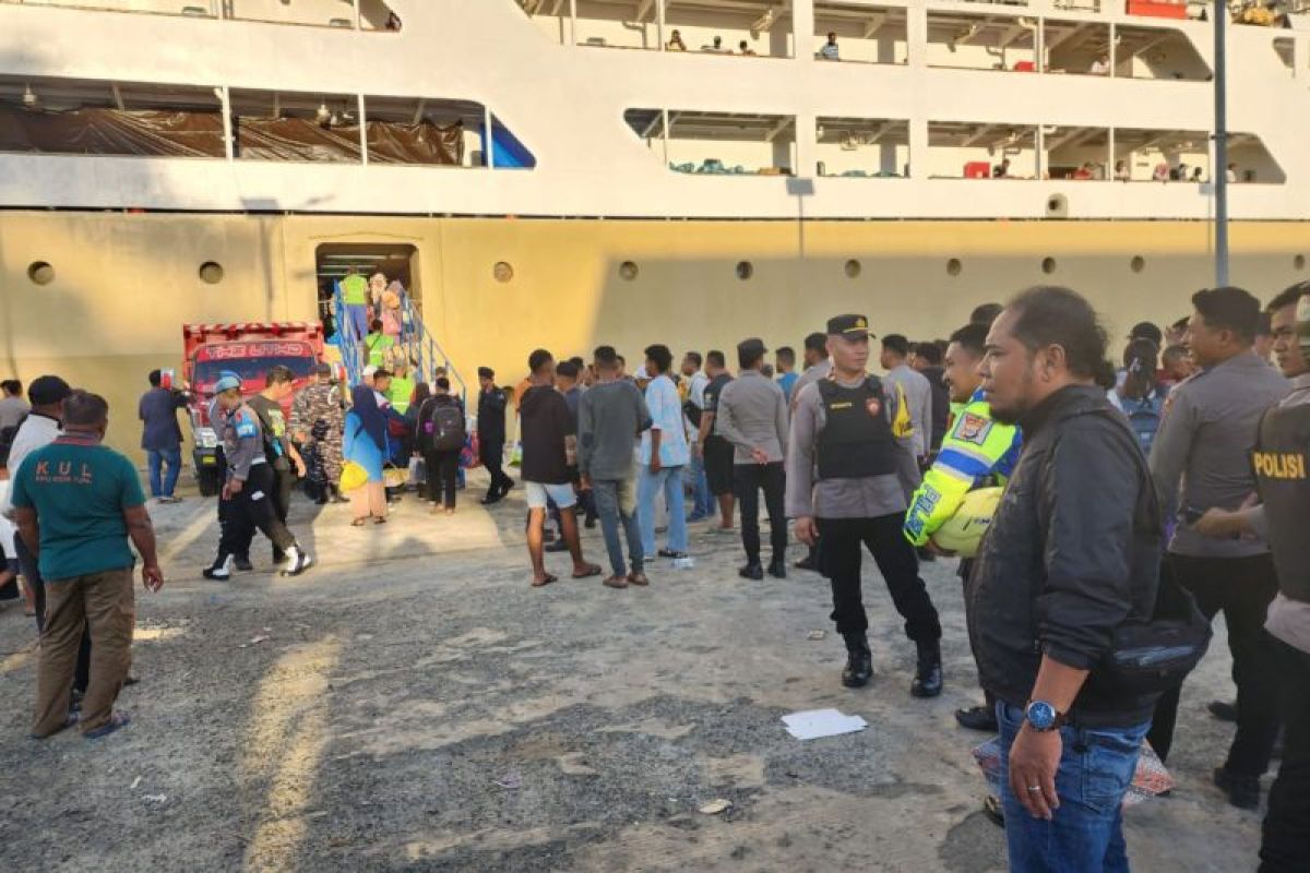 Polisi kawal  surat suara ke gudang KPU Tual dan Malra