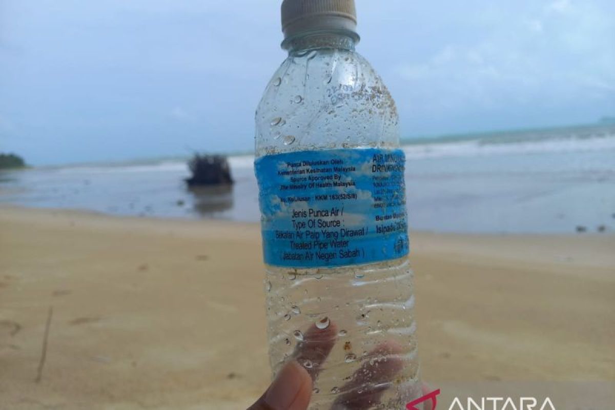 Dibuang dari kapal, sampah plastik asing nyampah di Pantai Natuna