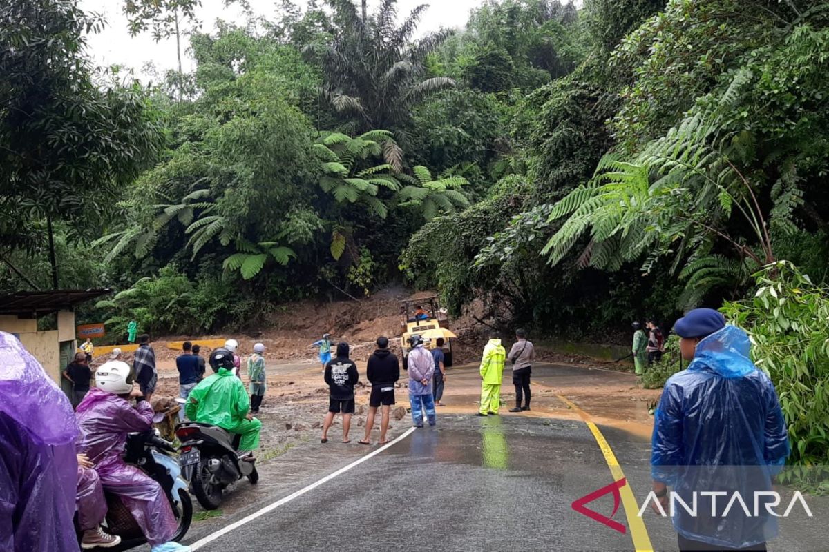 Seorang pengendara di Sumbar meninggal dunia akibat tertimbun longsor