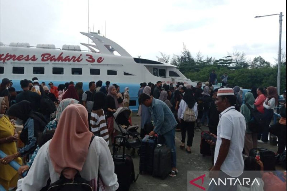 417 penumpang Express Bahari 3 E tiba di pelabuhan Tanjung Pandan