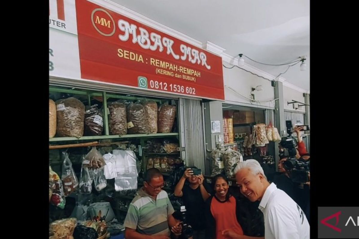 Blusukan di pasar, Ganjar beli jamu sehat stamina Rp200 ribu