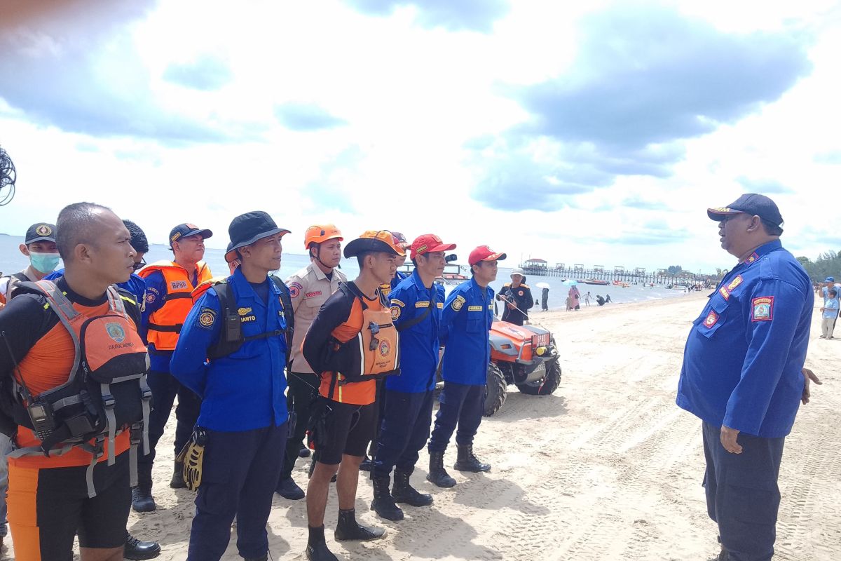 Ribuan pengunjung padati Pantai Manggar saat libur Natal