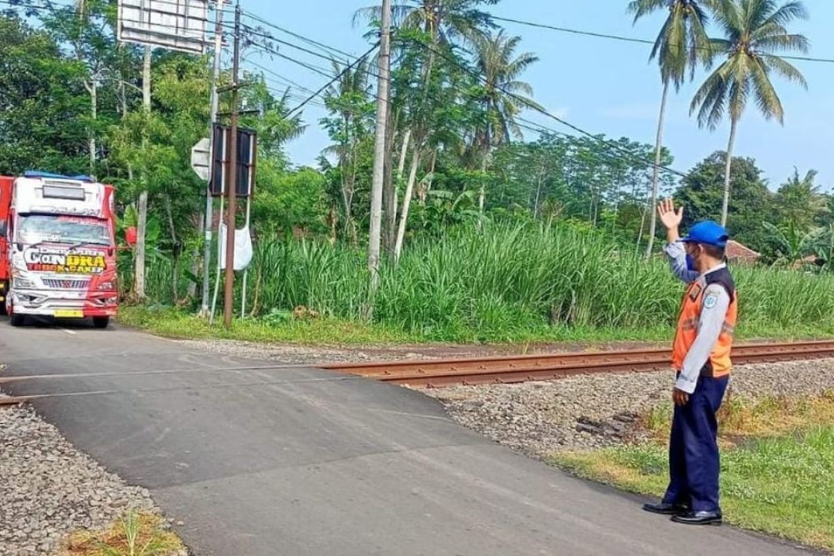 Dishub Lumajang siagakan petugas tingkatkan keselamatan di perlintasan