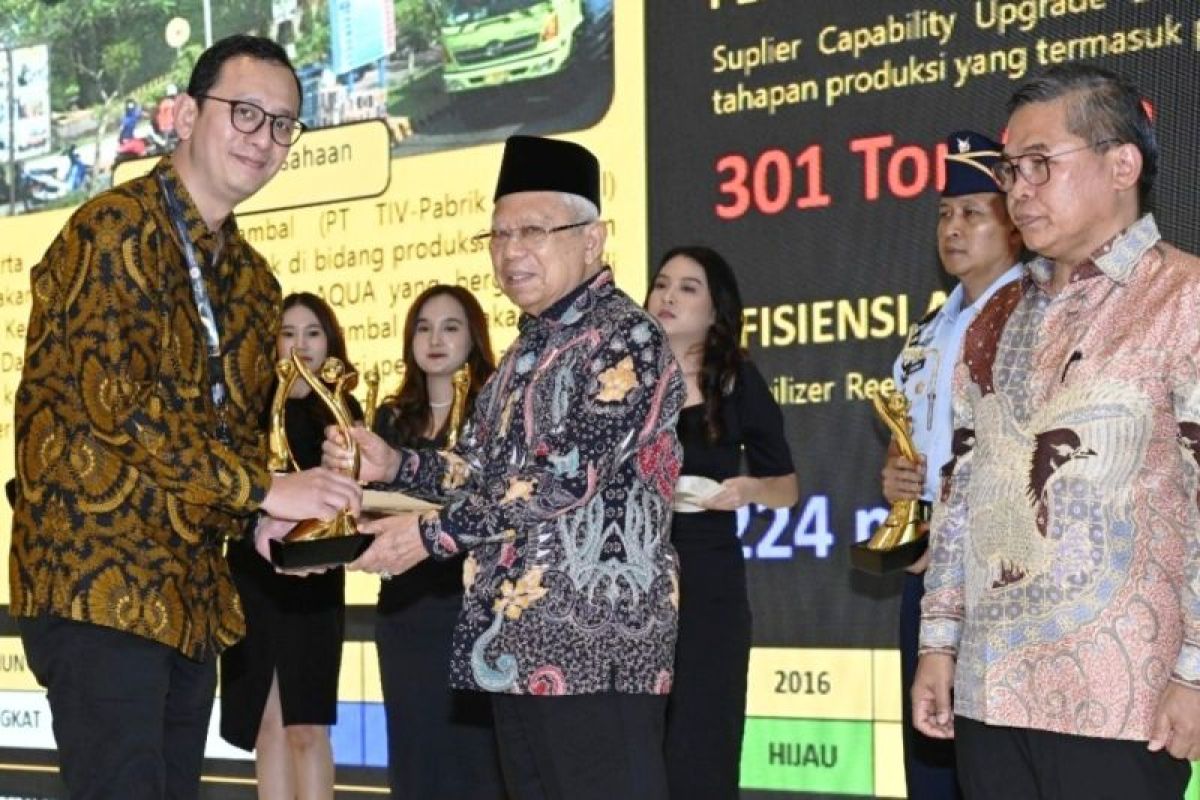 Danone Indonesia terima PROPER Emas keenam kali untuk AQUA Mambal