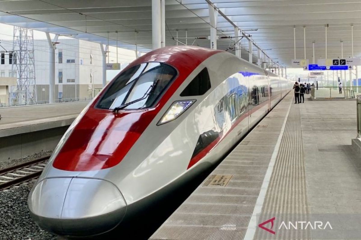 Kereta cepat Indonesia China Whoosh telah layani 1 juta penumpang