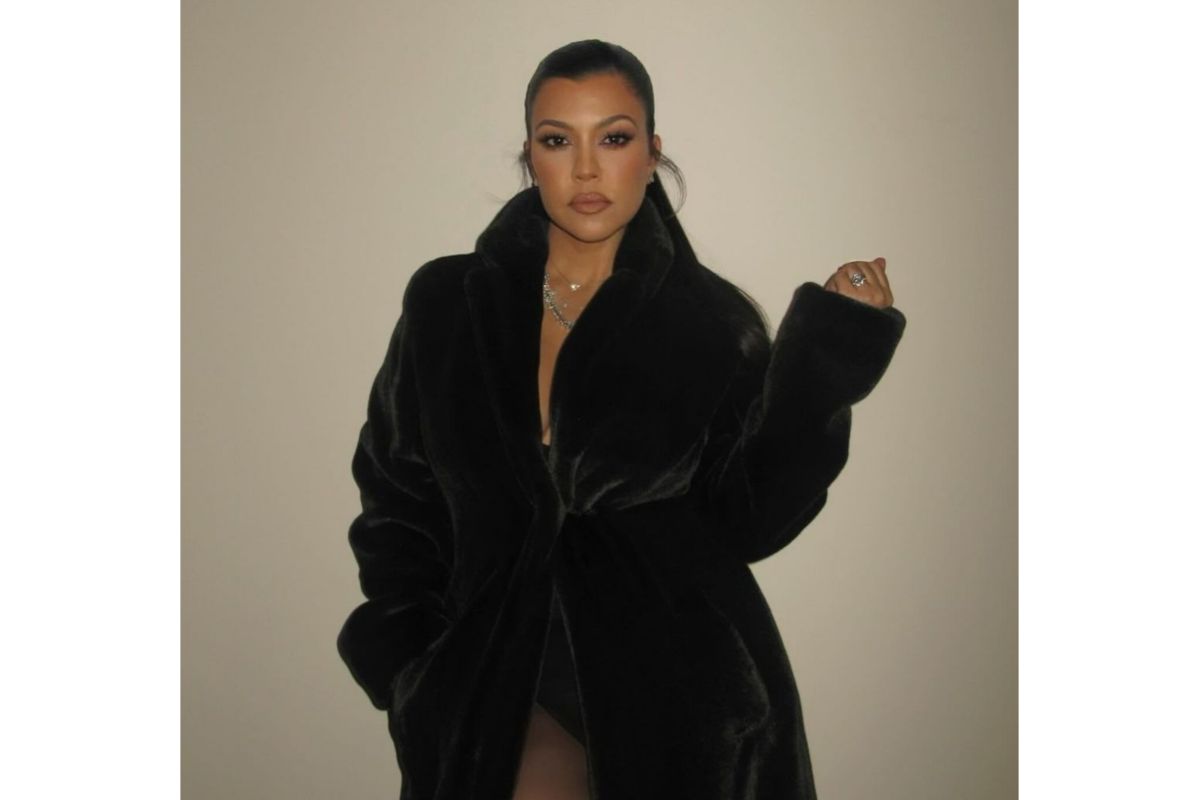 Kourtney Kardashian kenakan mantel di malam natal pasca persalinan