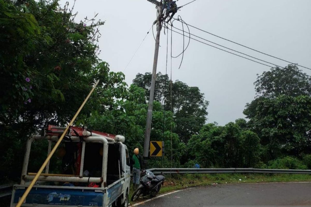 PLN pulihkan listrik dampak banjir-longsor Limapuluh Kota