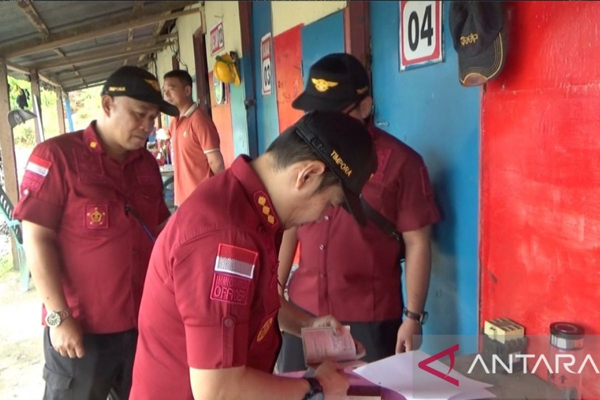 Imigrasi Padang periksa dokumen pekerja asing di Kabupaten Solok