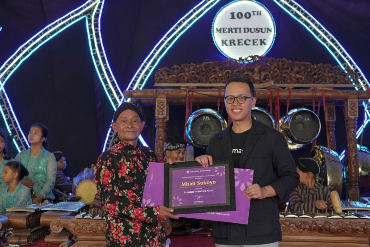 Mbah Sukoyo terima Anugerah Amartha Local Heroes 2023