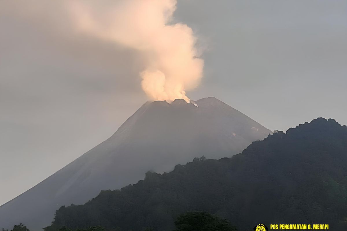 Gunung Merapi s s mengalami 71 gempa guguran