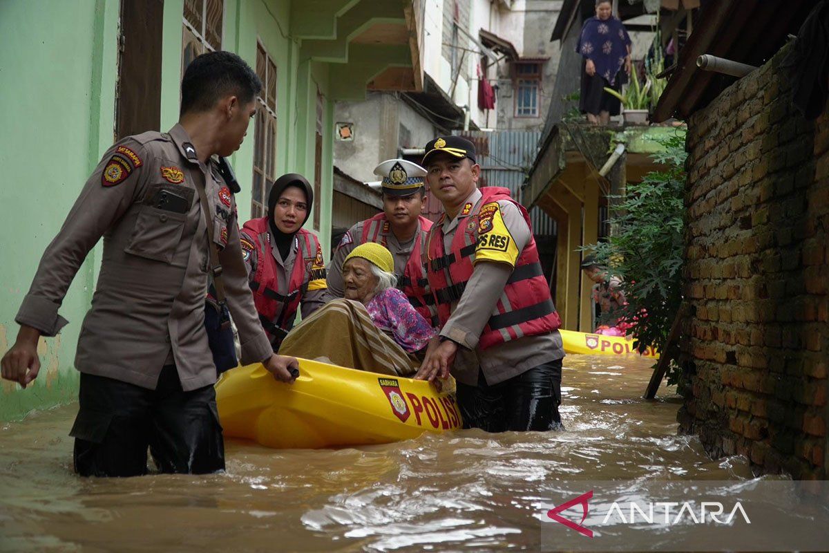 Sungai meluap, ratusan rumah di Rokan Hulu Riau terendam banjir