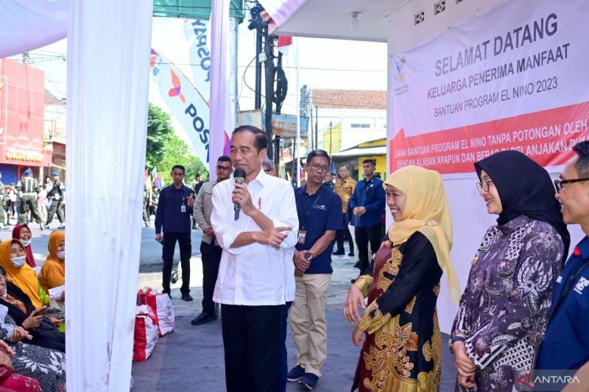 Presiden Jokowi serahkan BLT El Nino kepada warga di Kantor Pos Genteng Banyuwangi, Jatim