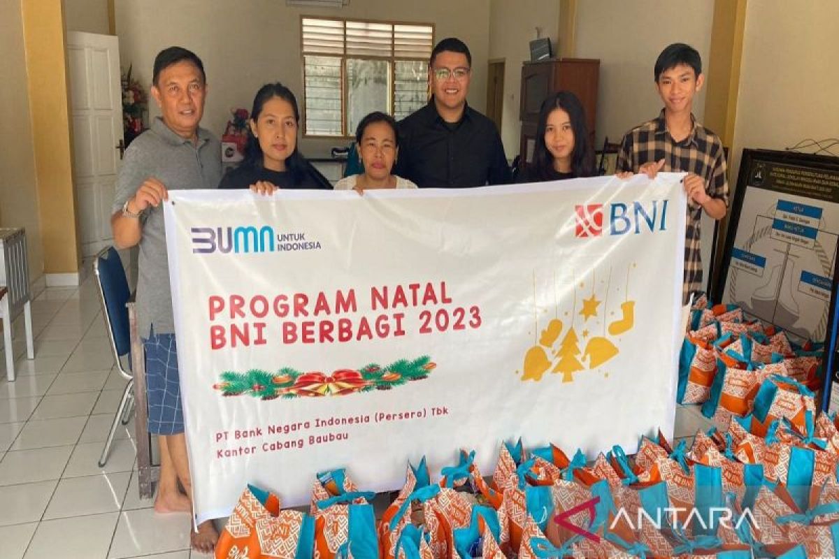 BNI Baubau bagikan 100 paket sembako pada perayaan Natal