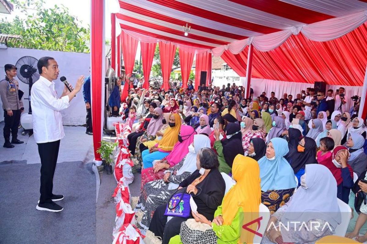 Presiden Jokowi serahkan BLT El Nino di Kantor Pos Genteng Banyuwangi