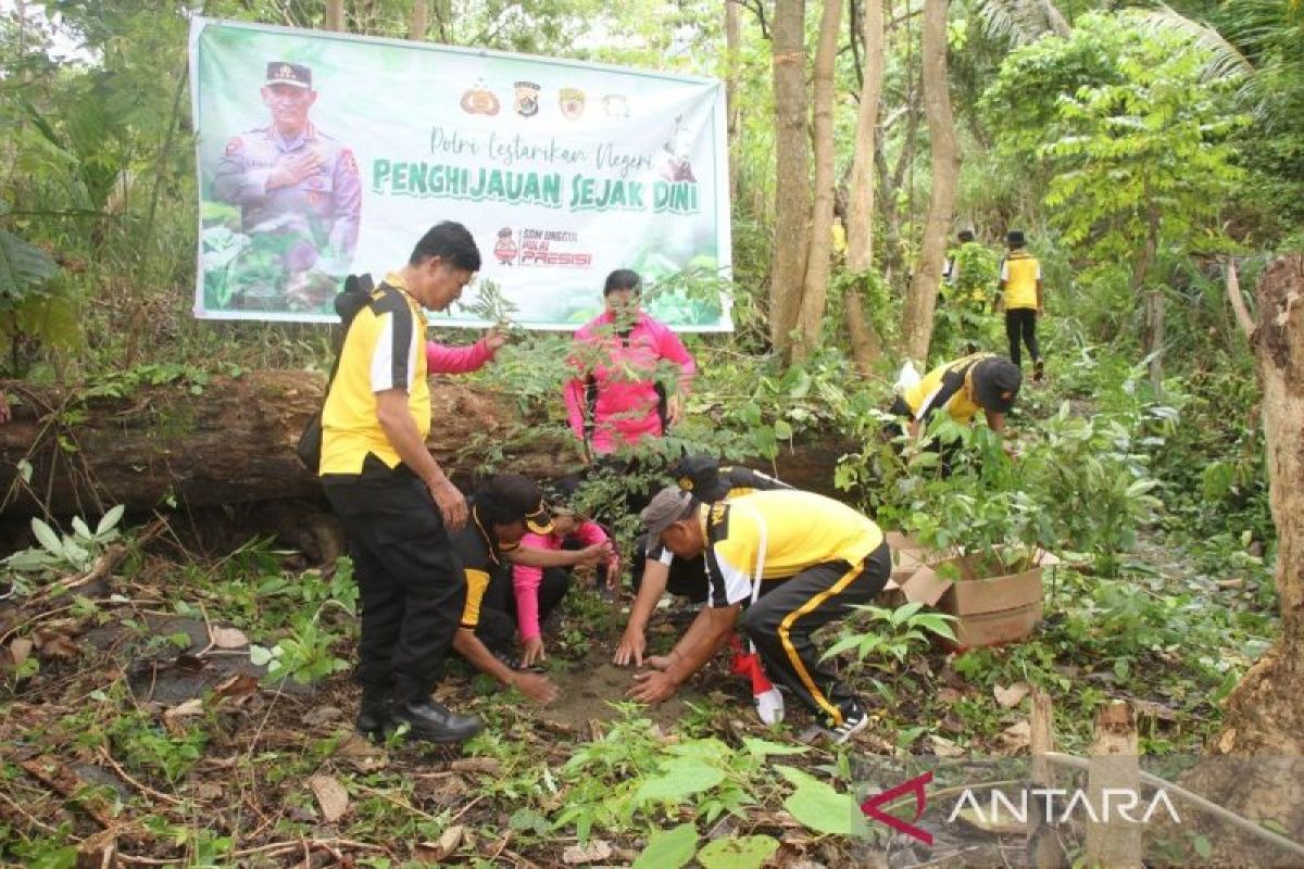 Polres Jayapura tanam pohon di kawasan penyangga CAP Cycloop