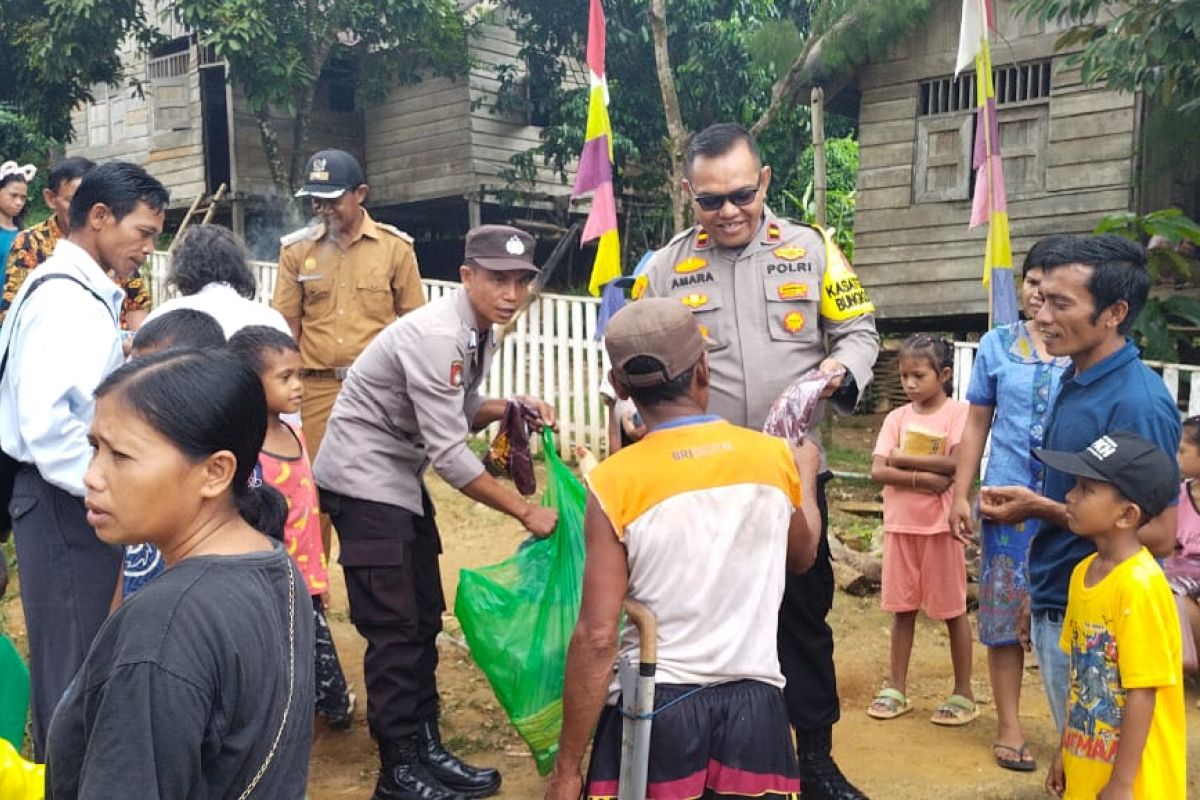 Polisi bagikan ratusan lembar pakaian kepada anak suku Wana di Morowali Utara