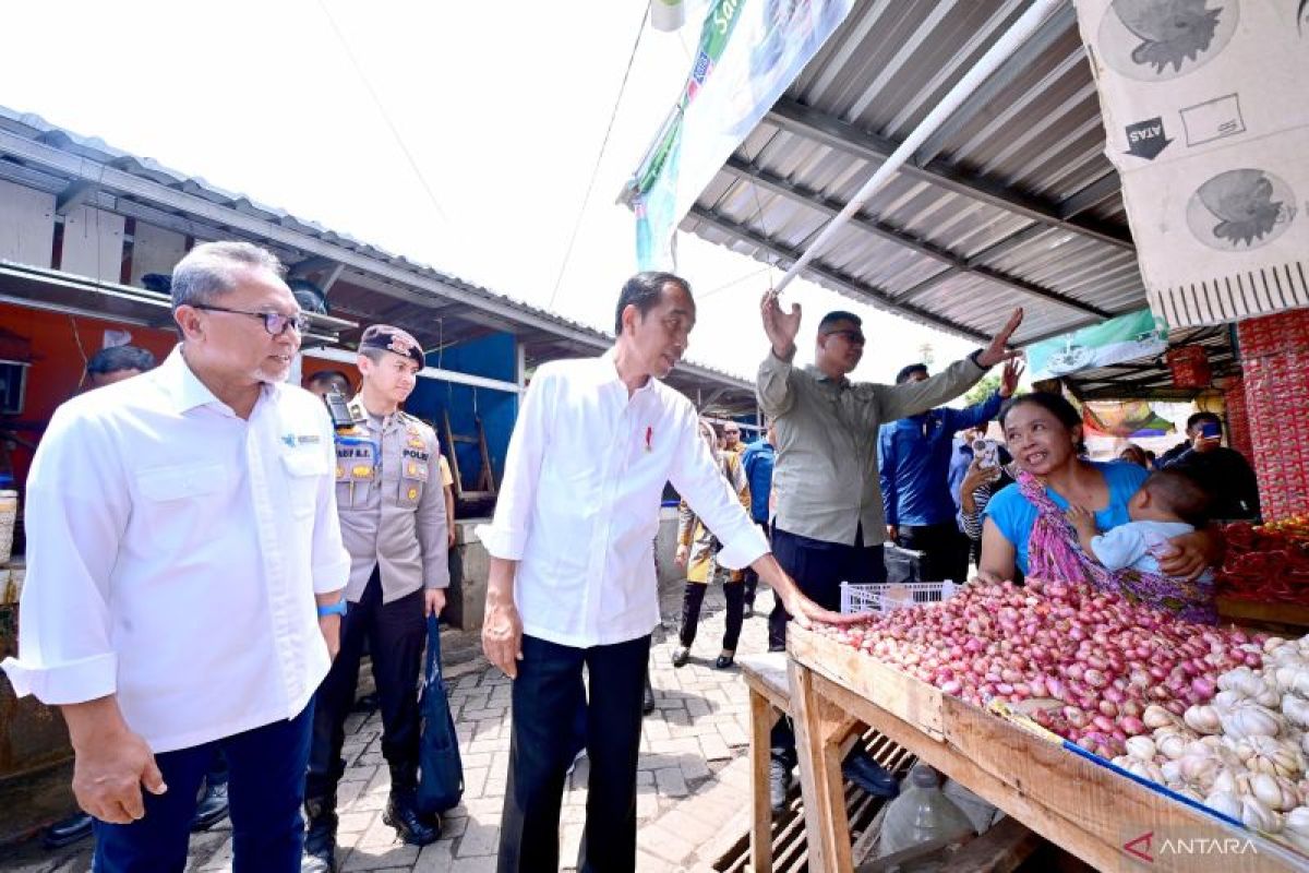 President Jokowi reviews basic goods' prices at Rogojampi Market