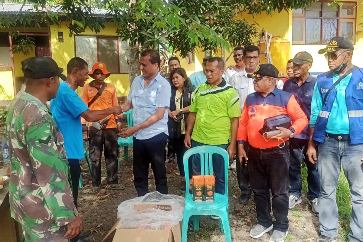 BPBD Flores Timur bagi masker cegah dampak erupsi Gunung Lewotobi