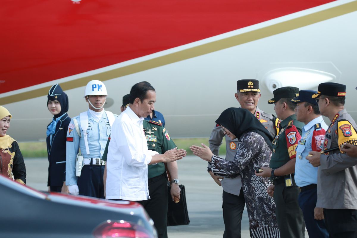 Jokowi tiba di Bandara Internasional Banyuwangi disambut gubernur bupati