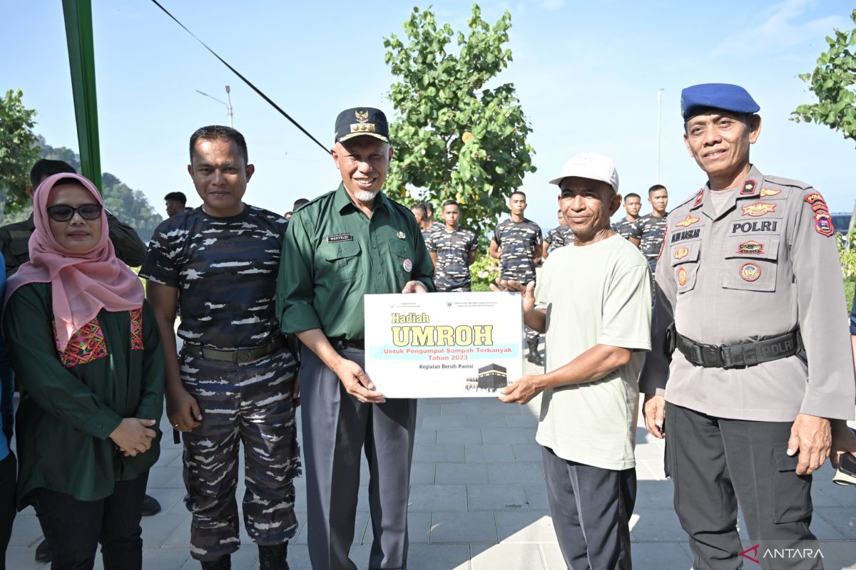 Gubernur Sumbar beri hadiah umrah bagi masyarakat peduli sampah