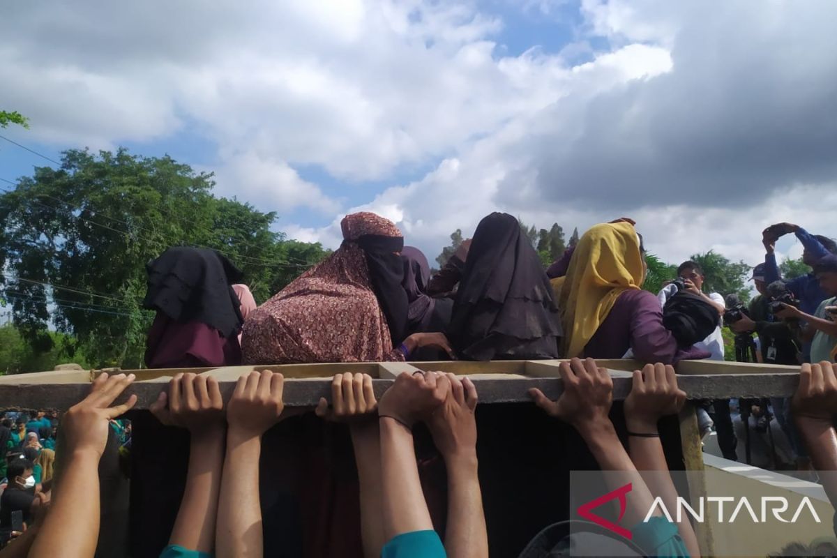Demo, mahasiswa pindahkan pengungsi Rohingya ke Kemenkumham Aceh