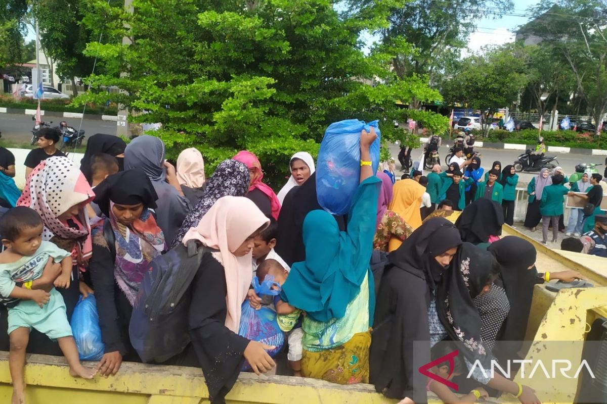 Mahasiswa pindahkan pengungsi Rohingya ke Kemenkumham Aceh