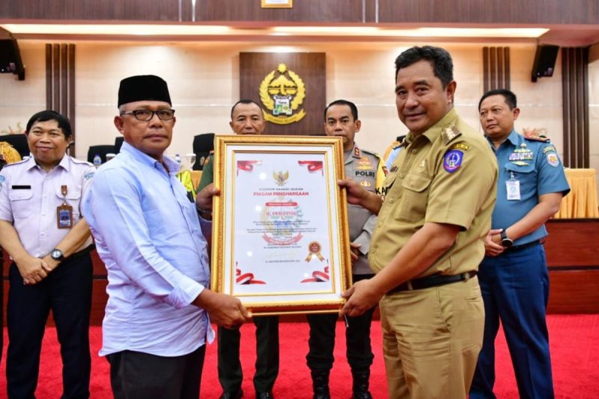 Pj Gubernur Sulsel berikan penghargaan pemberi hibah pembangunan Pos TNI AL